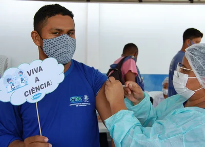 Imunização dos trabalhadores da limpeza continua nesta segunda-feira