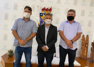 João Mádison ao lado do reitor da UESPI e de André Nogueira