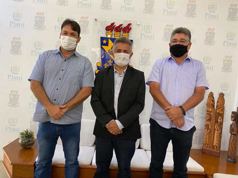 João Mádison ao lado do reitor da UESPI e de André Nogueira