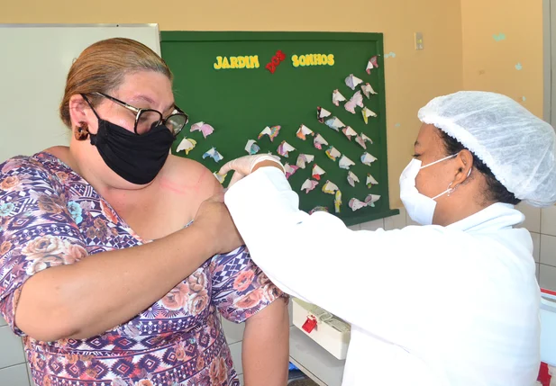 Joaquim Pires imuniza trabalhadores da educação contra a covid-19
