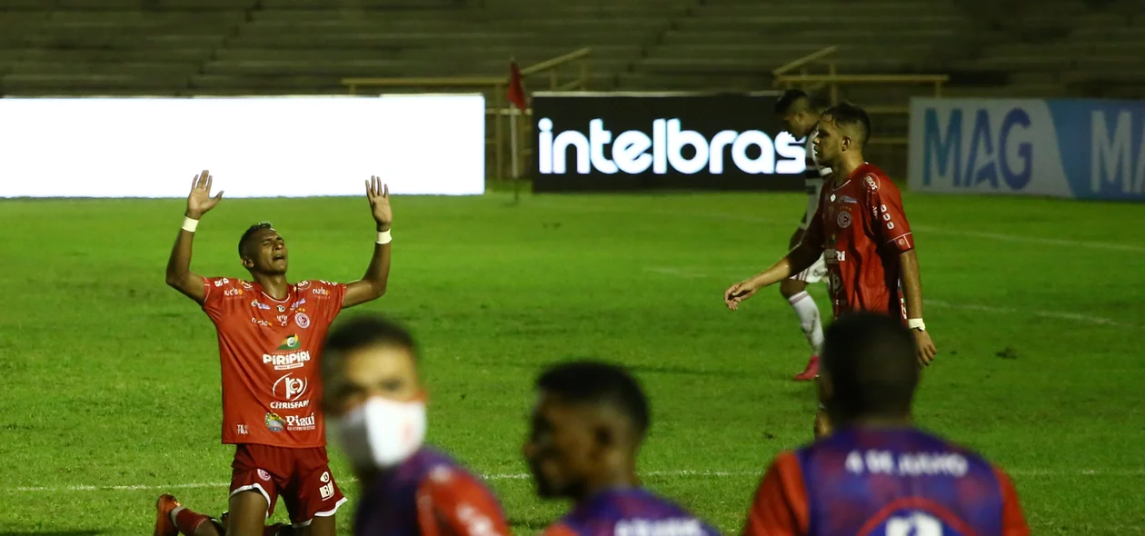 Jogador do 4 de Julho comemorando a vitória