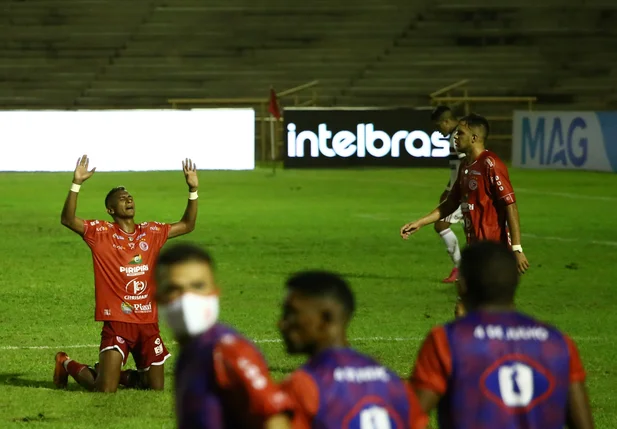 Jogador do 4 de Julho comemorando a vitória