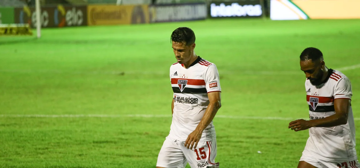 Jogadores do São Paulo saindo de campo