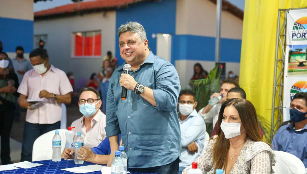 Júlio Arcoverde ao lado da deputada Margarete Coelho