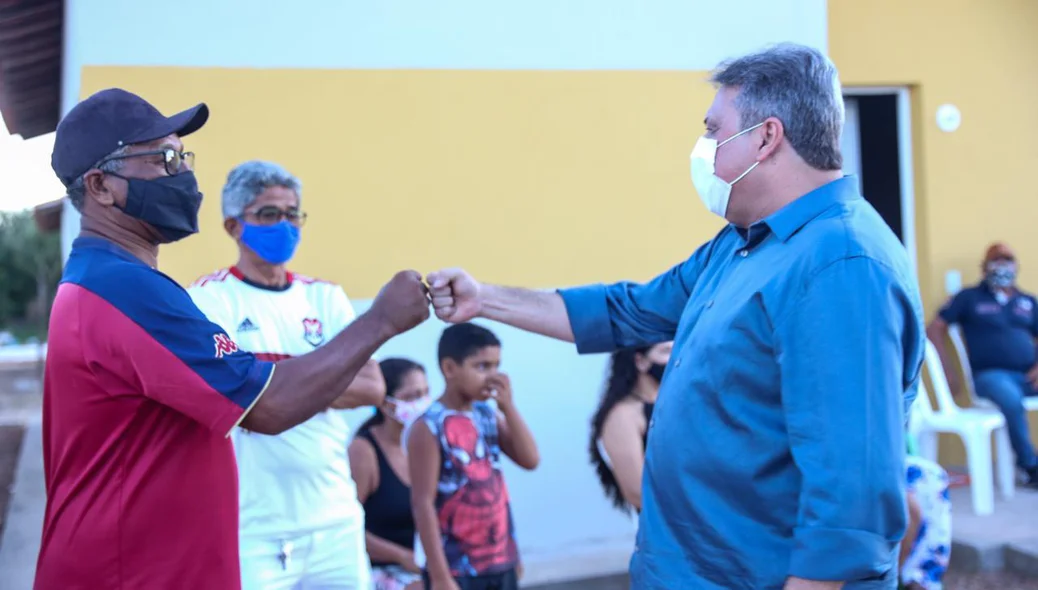 Júlio Arcoverde cumprimenta populares