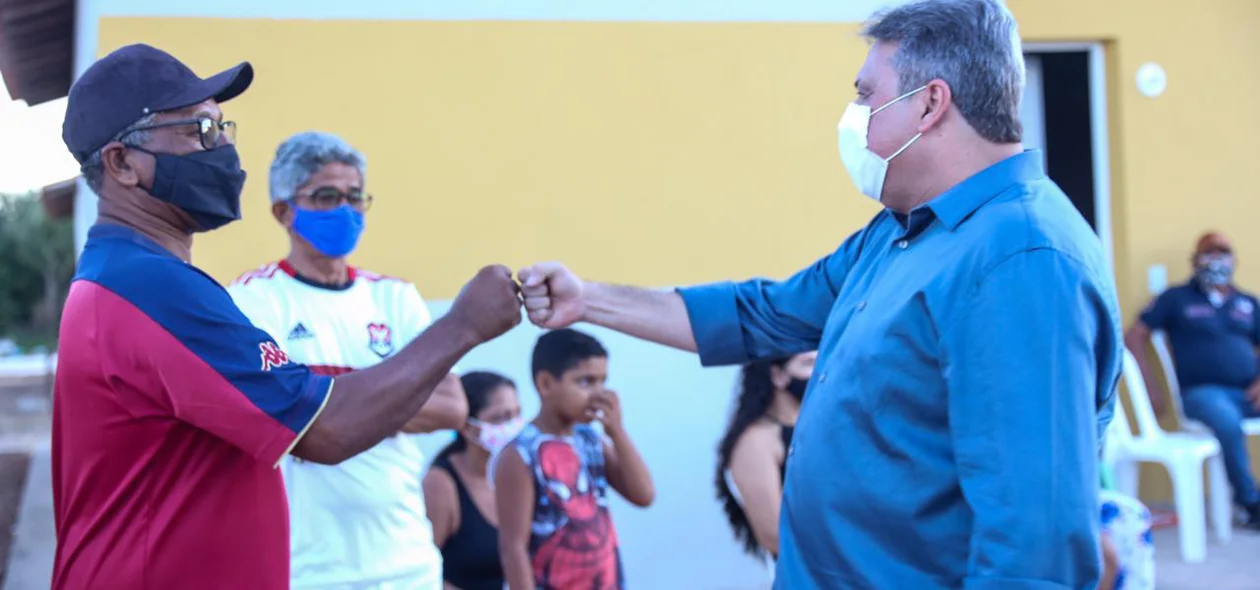 Júlio Arcoverde cumprimenta populares