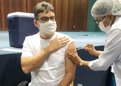 Luciano Nunes recebendo a vacina