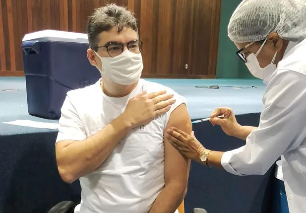 Luciano Nunes recebendo a vacina