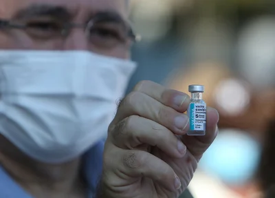 Marcelo Queiroga segurando vacina contra a covid-19