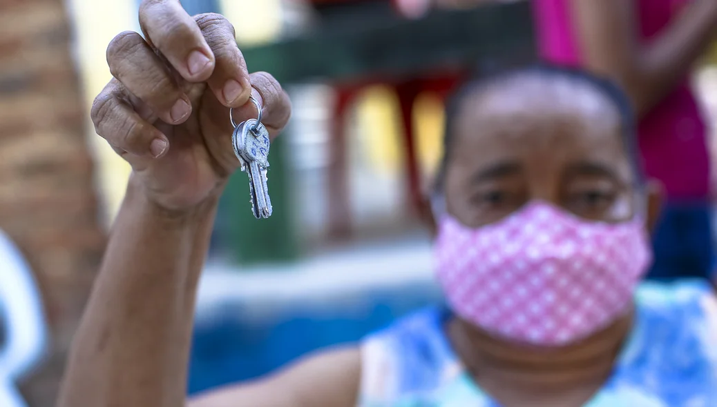 Maria da Cruz mostrando a chave de sua casa