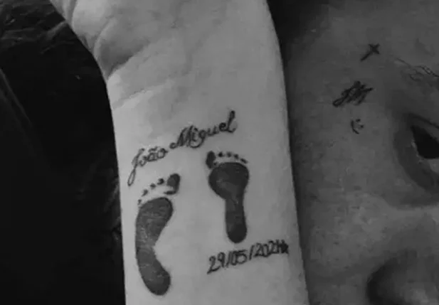 Maria Lina e Whindersson com tatuagens em homenagem ao filho