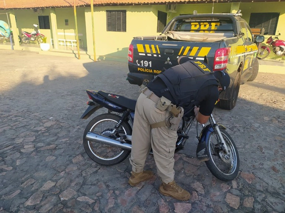 Motocicleta recuperada pela PRF em São Julião, BR 230