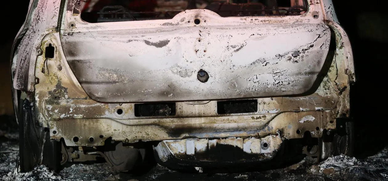 O carro ficou destruído
