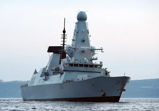 O destroier HMS Defender, navio de guerra da Marinha Real Britânica.