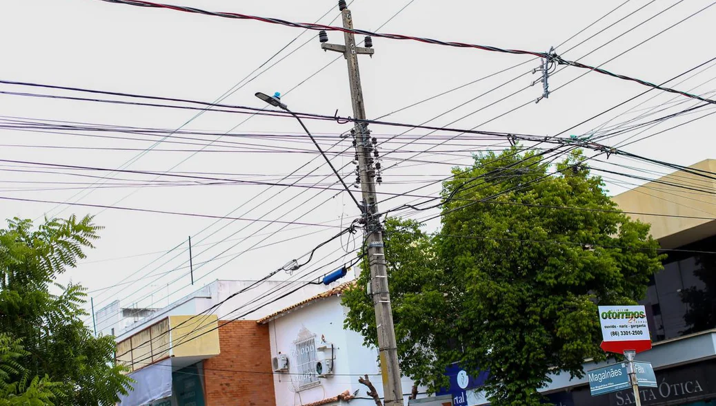 O poste de onde a vítima caiu