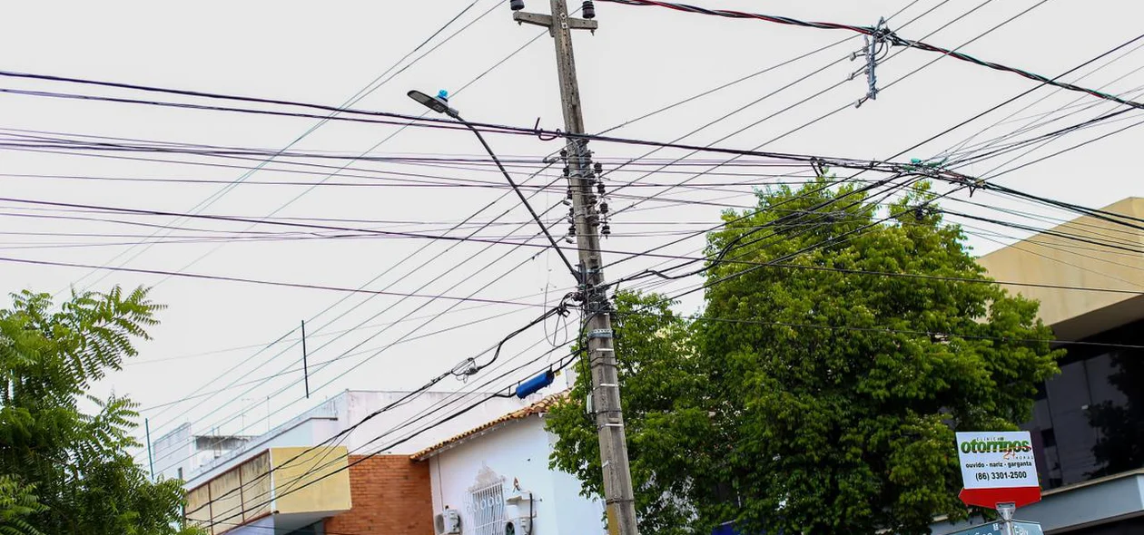 O poste de onde a vítima caiu
