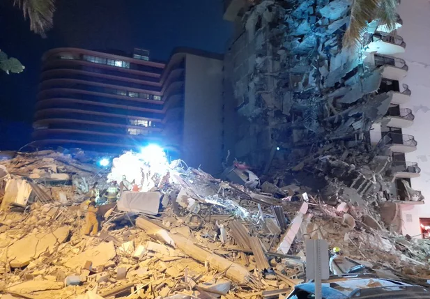 O prédio de 12 andares fica na Collins Avenue, e o condomínio tem vista para o mar.