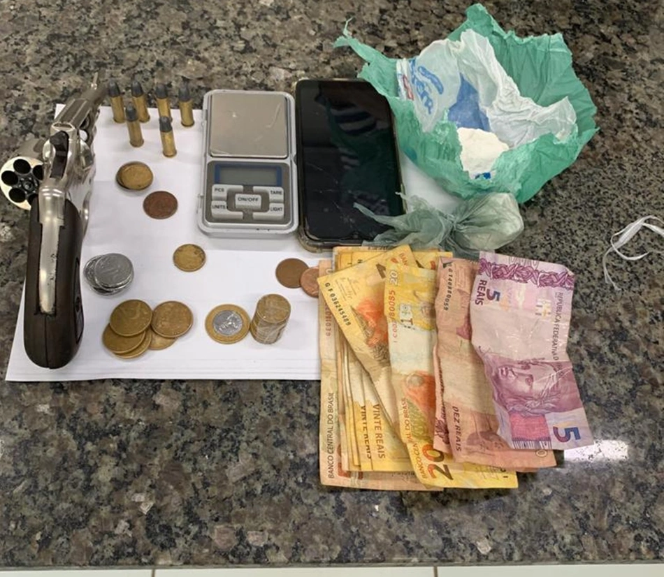 Objetos encontrados com o suspeito