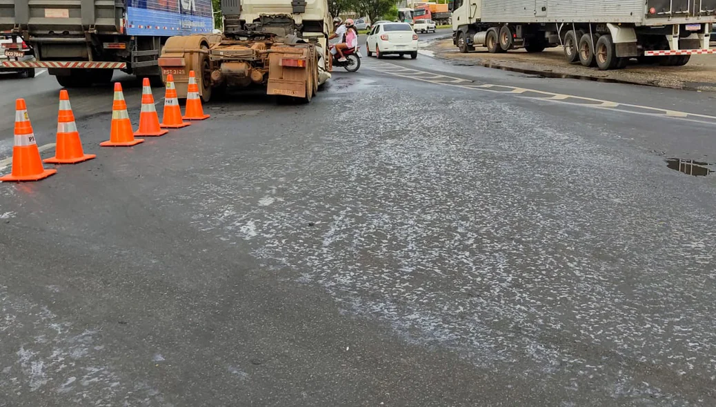 Óleo ficou derramado na pista