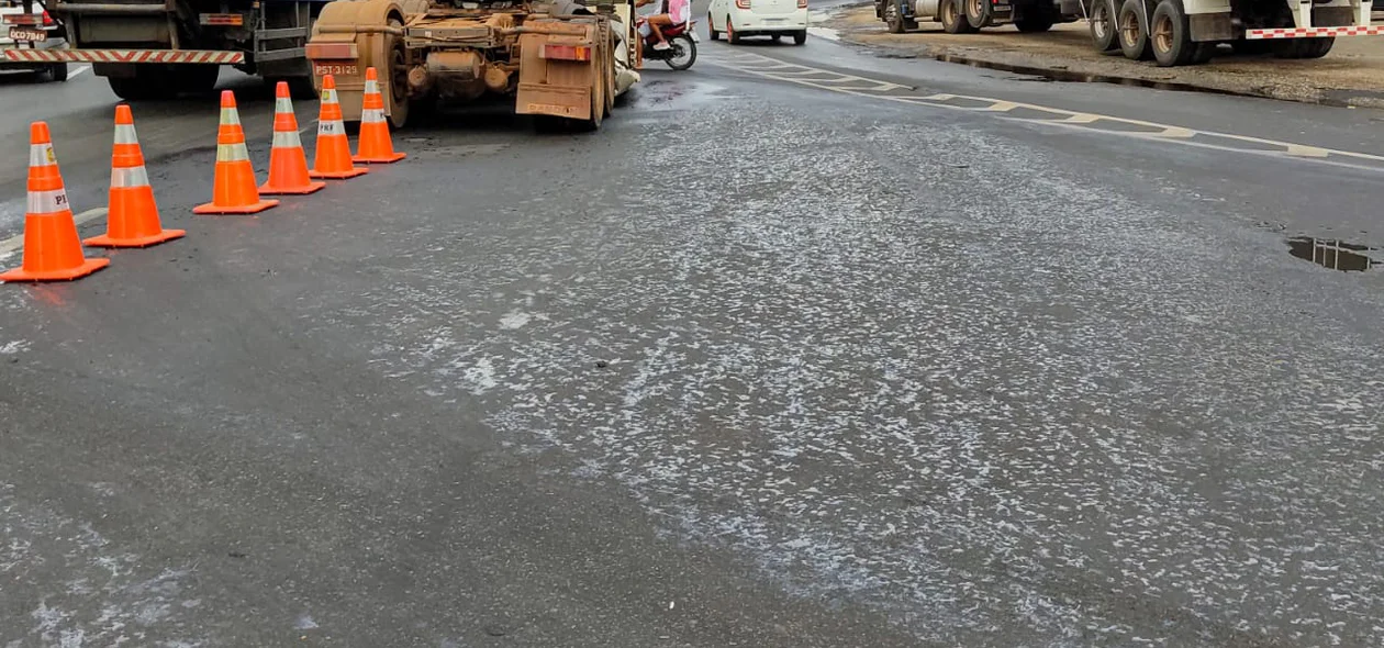 Óleo ficou derramado na pista