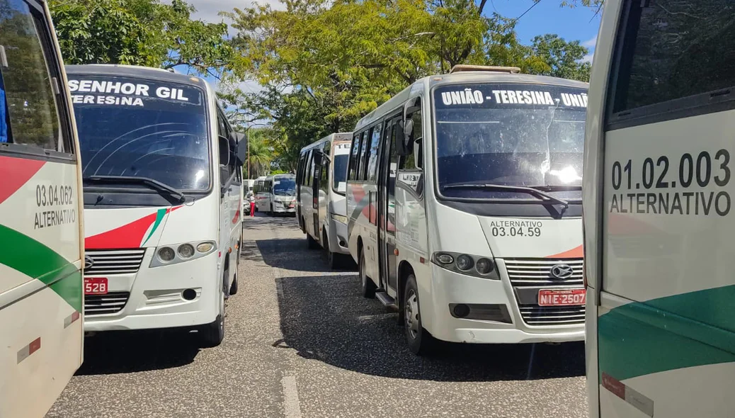 Ônibus parados em frente à secretaria