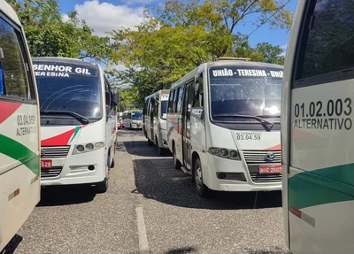 Ônibus parados em frente à secretaria