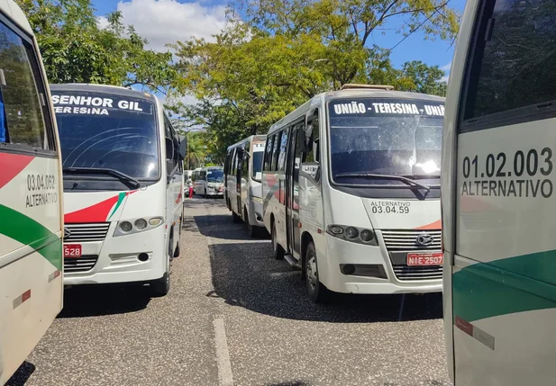 Ônibus parados em frente à secretaria