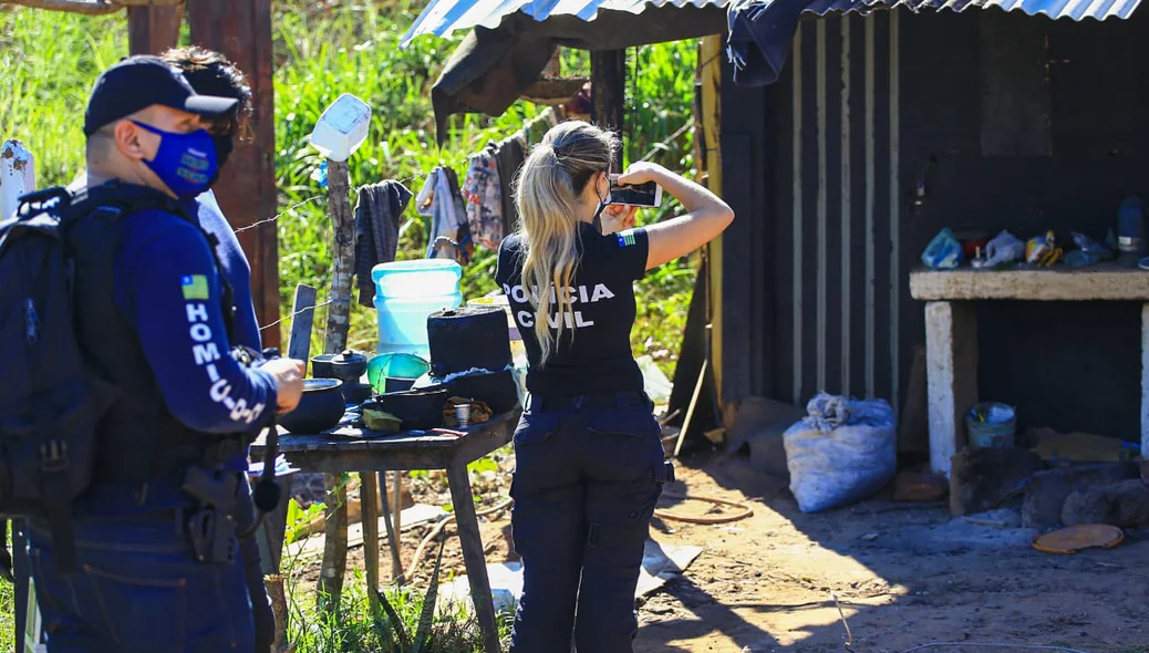 Perícia realiza trabalho no local do crime