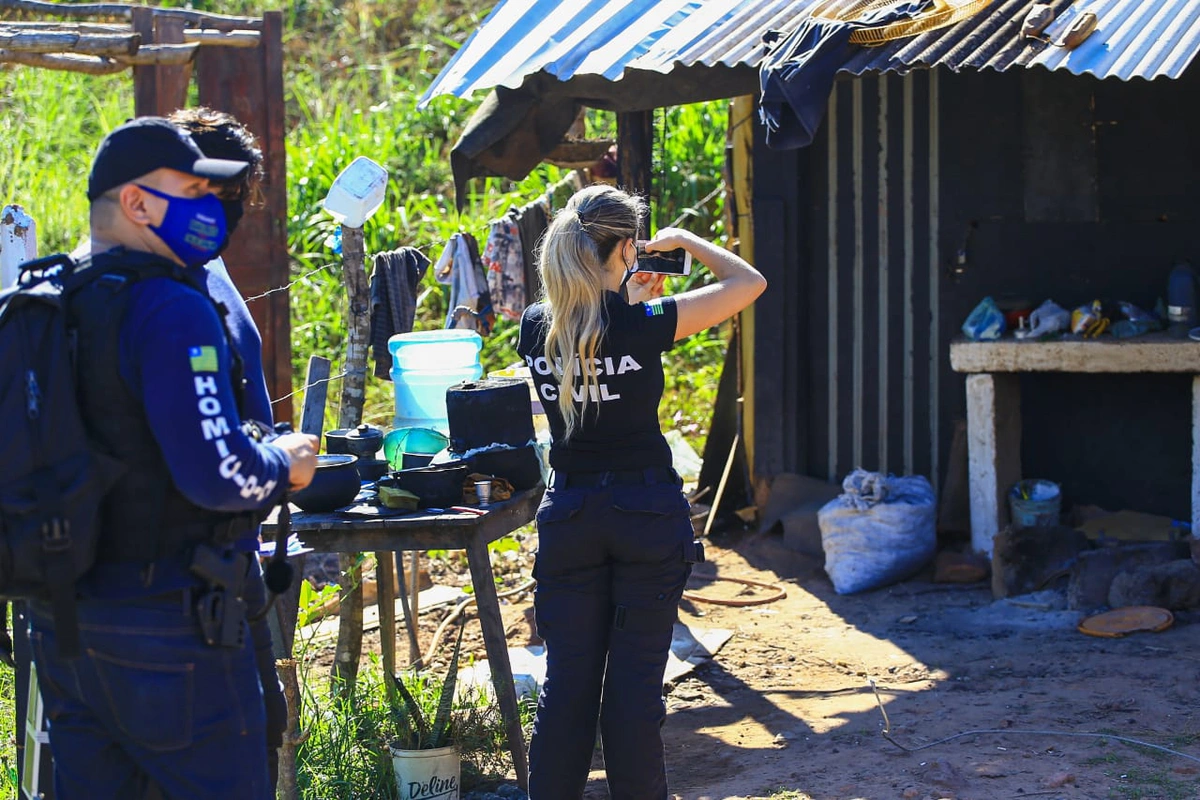 Perícia realiza trabalho no local do crime