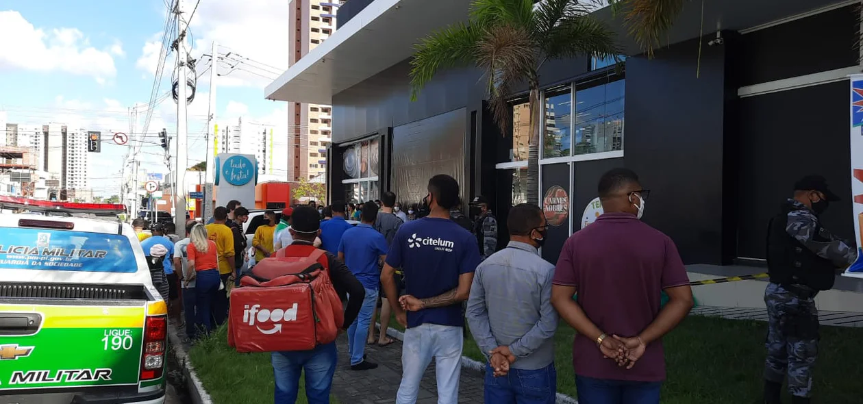 Pessoas no local