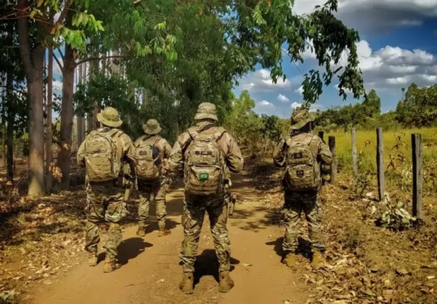 Polícia Militar procurando o serial killer do DF
