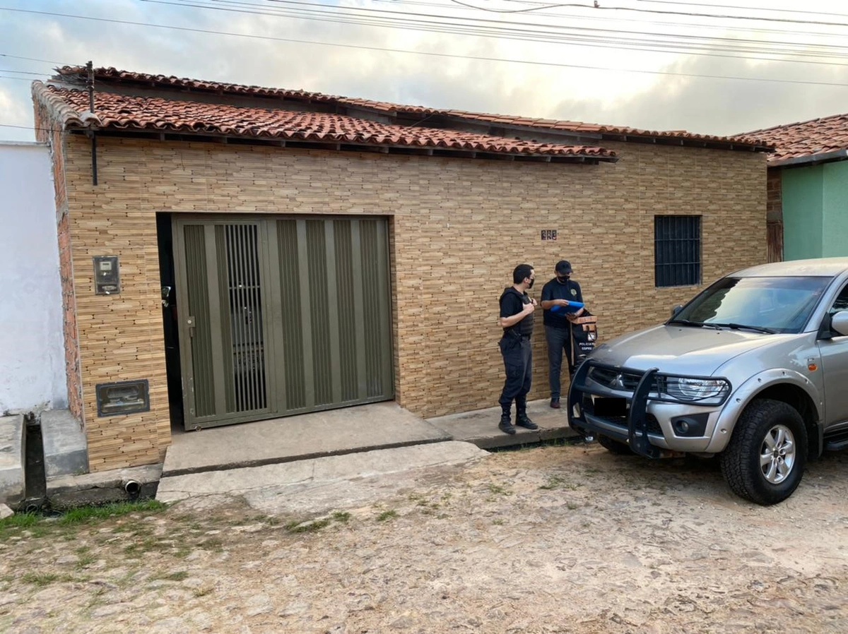Policiais federais cumpriram mandados em residência na zona norte de Teresina