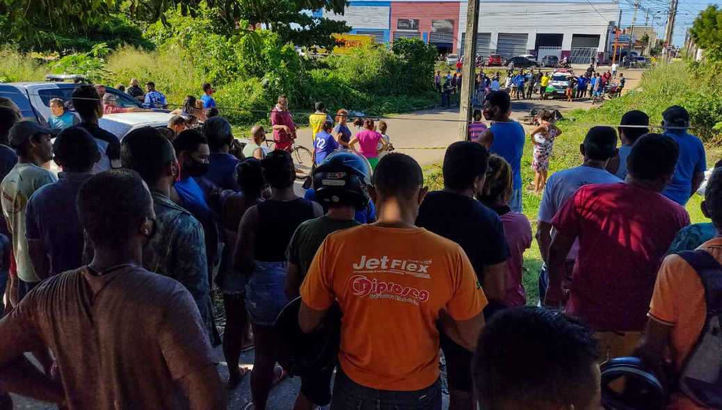 Populares próximo ao local onde ocorreu o latrocínio