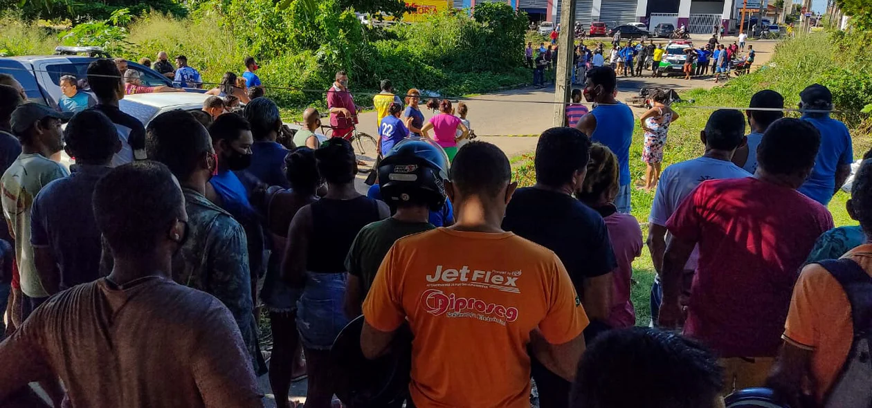 Populares próximo ao local onde ocorreu o latrocínio