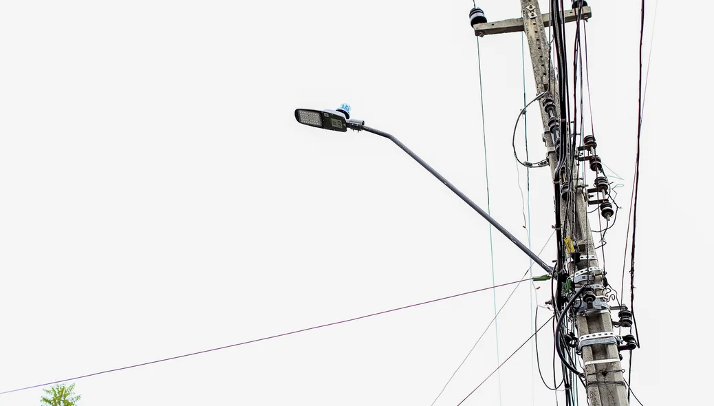 Poste de onde o homem caiu