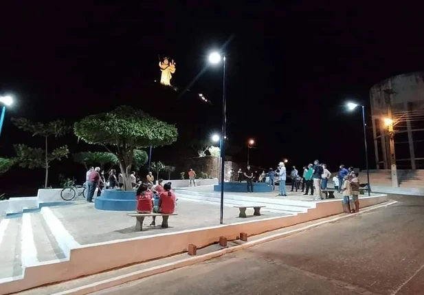 Praça do Morro do Leme ganha iluminação de LED em Oeiras