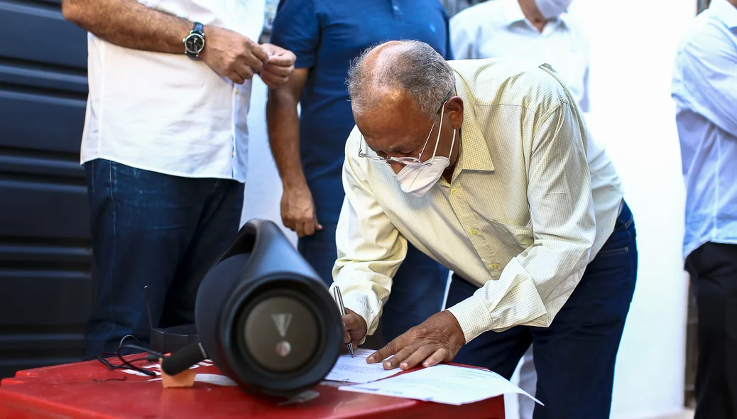 Prefeito assinando o termo de posse