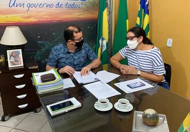 Prefeito Júnior Percy com a secretária municipal de Assistência Social de Buriti dos Lopes