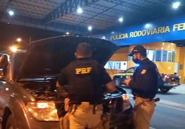 PRF apreende veículo na BR 230 em Floriano, condutor é preso por Receptação