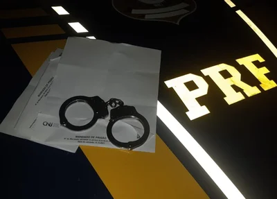 PRF prende mulher com mandado de prisão