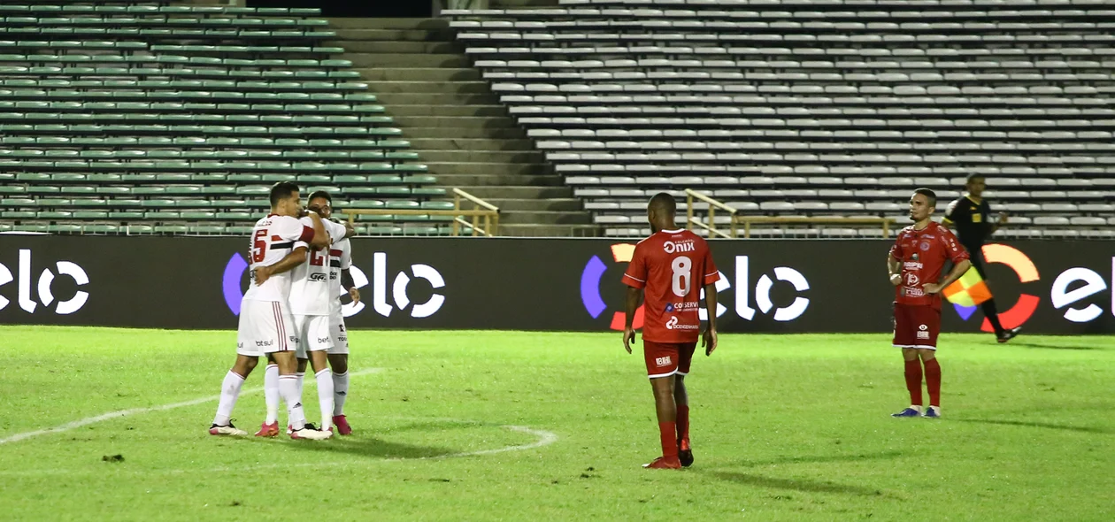 São Paulo comemorando o gol