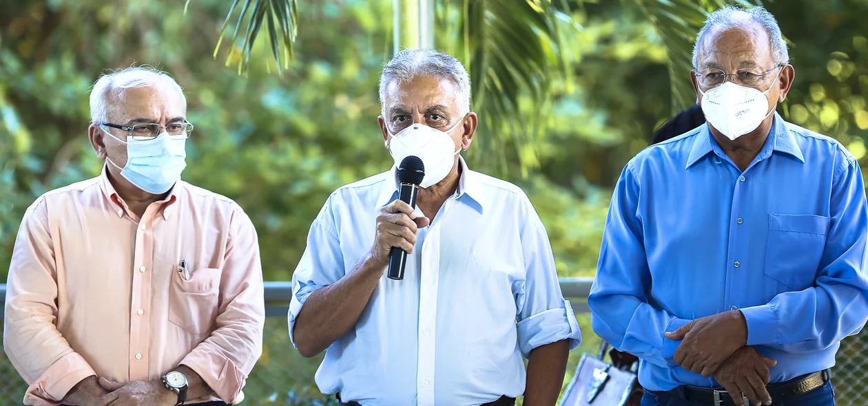 Secretários ao lado do prefeito