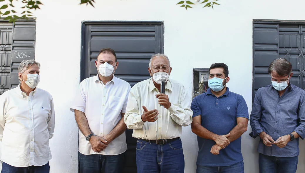 Solenidade de entrega de duas casas
