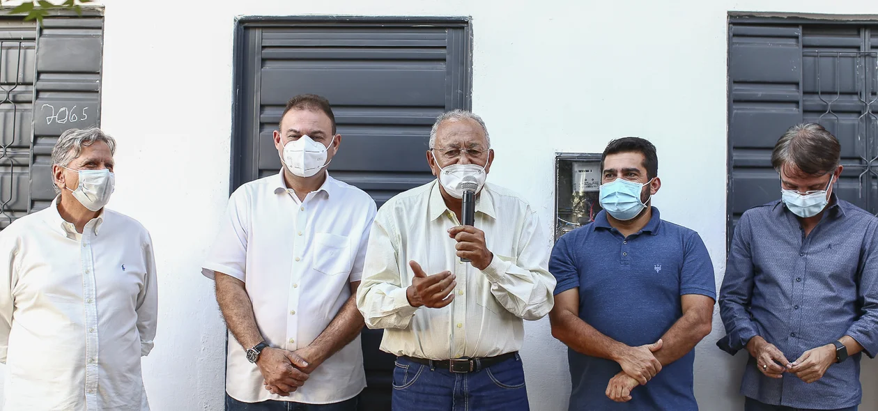 Solenidade de entrega de duas casas
