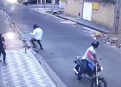 Suspeitos são flagrados cometendo assalto no bairro Marquês