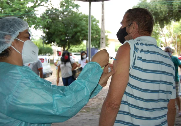 Trabalhador da educação recebendo vacina em Teresina