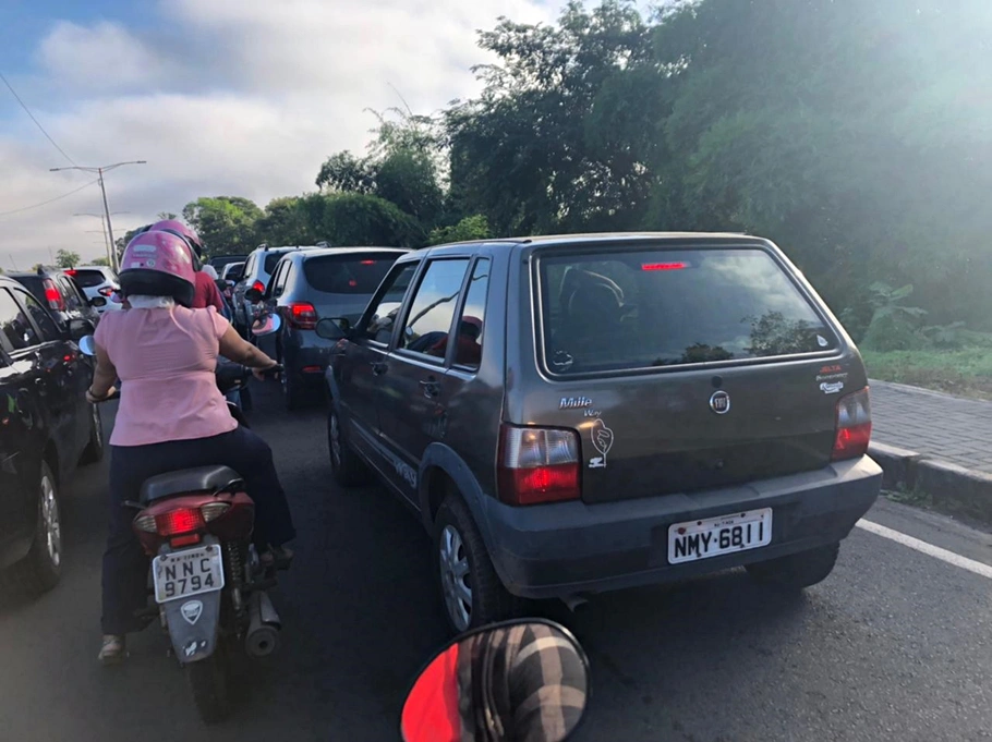 Trânsito lento na Avenida Piauí, em Timon