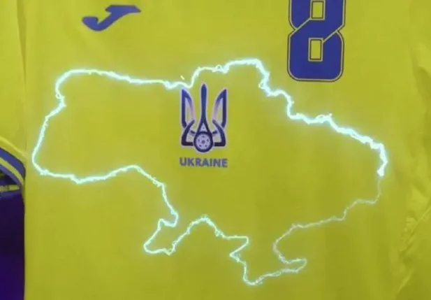 Um vídeo promocional mostra detalhes do mapa com a Crimeia na nova camisa da seleção ucraniana.