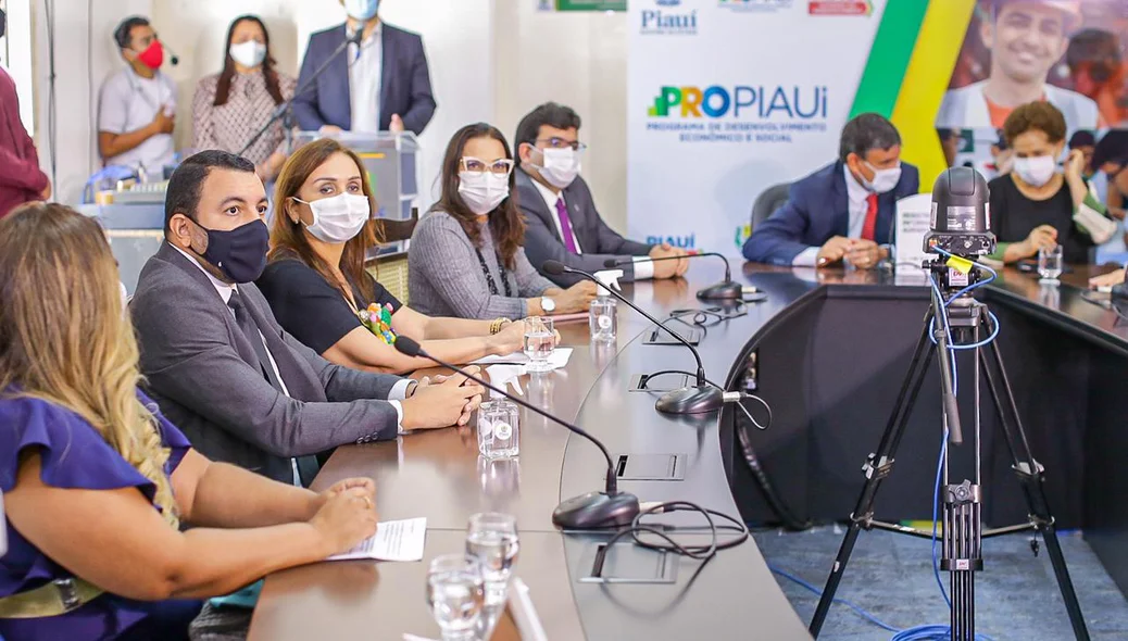 Várias autoridades participaram da solenidade