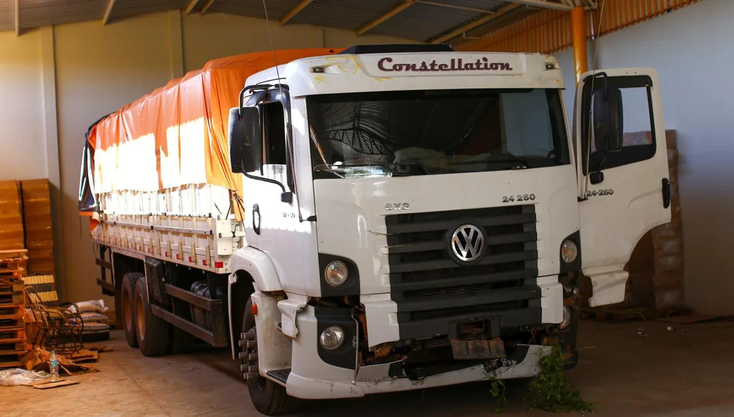 Veículo localizado em um galpão